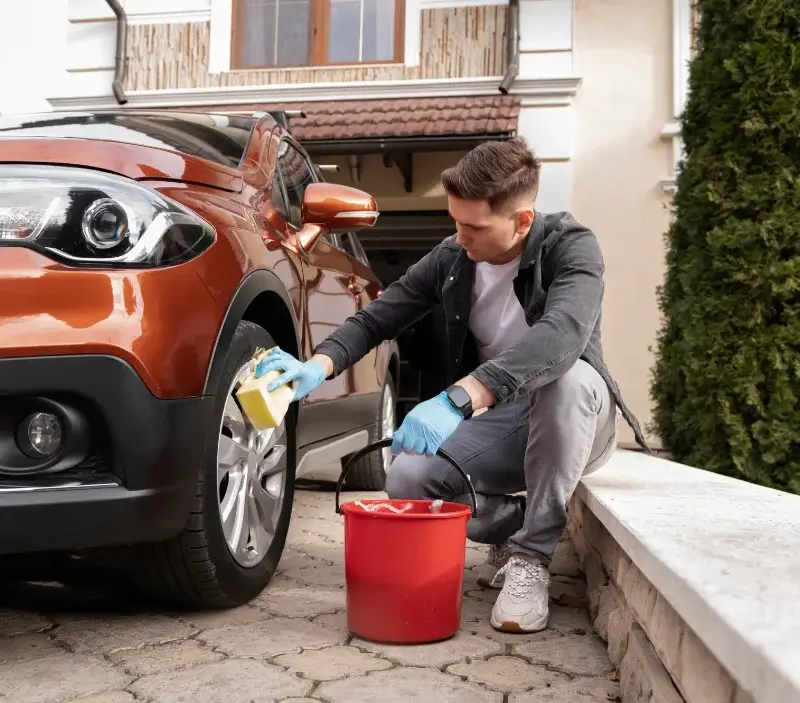 Lavage auto à domicile Loreto-di-Casinca : professionnel intervenant sur un véhicule